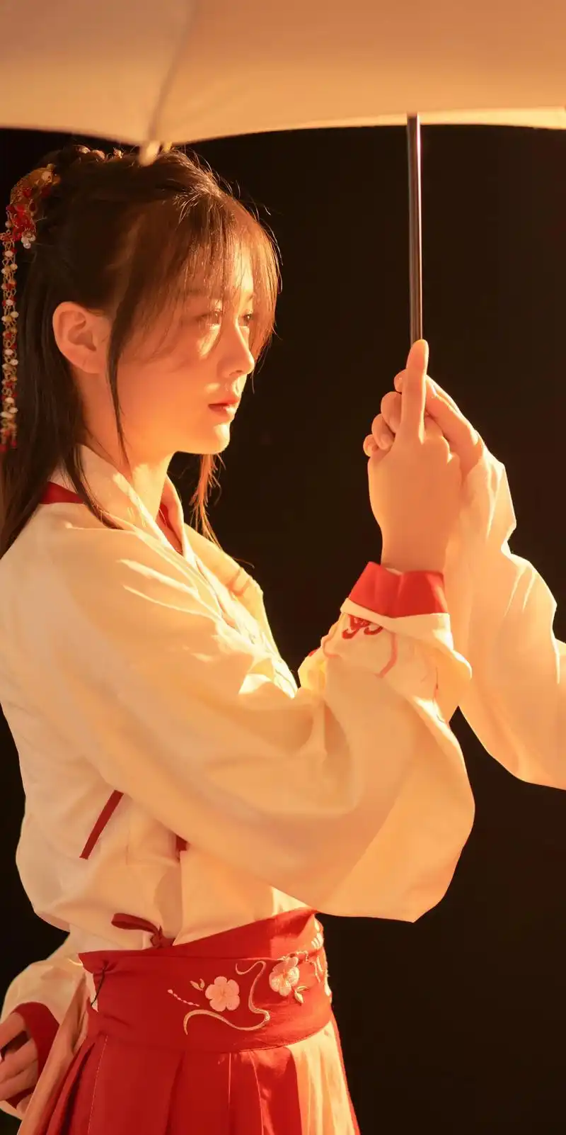 "去者不可追.#神明少女 #红衣古装 #氛围感 #侧颜 #公 - 抖音