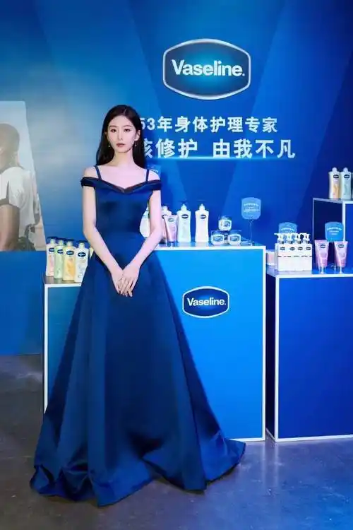 刘诗诗蓝色长裙亮相品牌活动,优雅知性魅力非凡