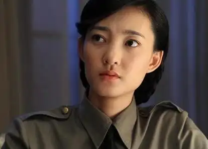 《枪花》热映王丽坤受追捧 "素颜女神"的制服诱惑