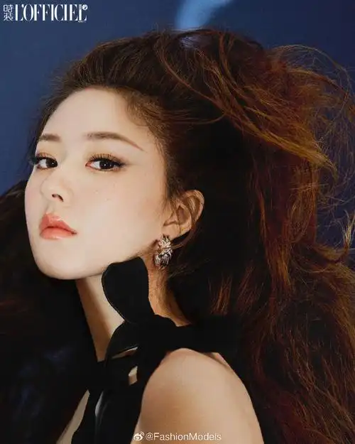 赵露思登上《时装lofficiel》11月刊封面,雀斑妆搭配高颅顶卷发,蝴蝶