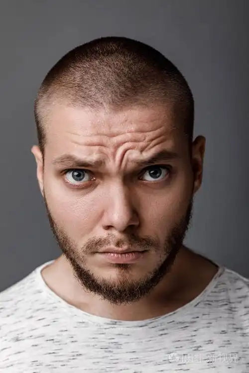 年轻的胡子男人的画像照片-正版商用图片09uhe2-摄图新视界