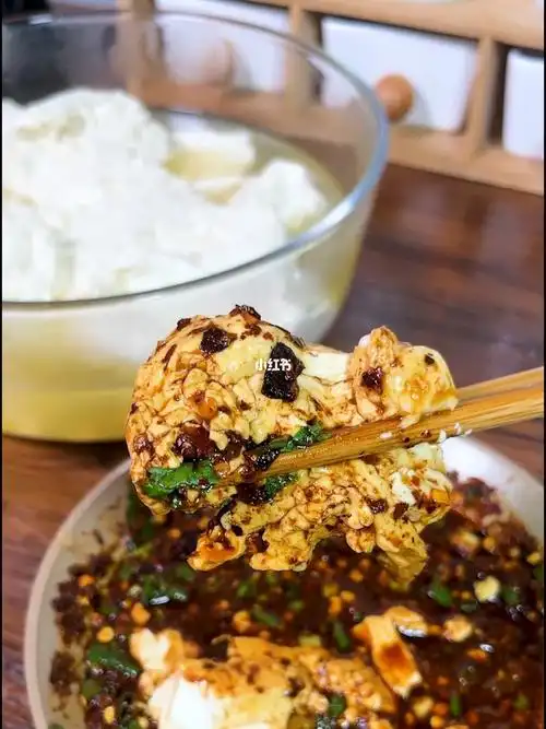 豆花,是贵州人的餐桌上经常能看见的一道家乡菜,配上我们贵州的柴火糊