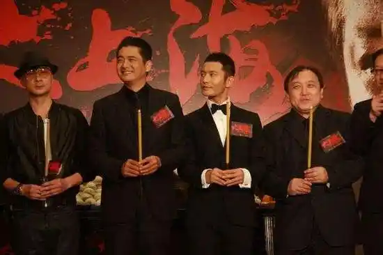 梁家辉曾透露,首次与周润发搭戏的时候特意准备了一顶高帽;刘德华曾