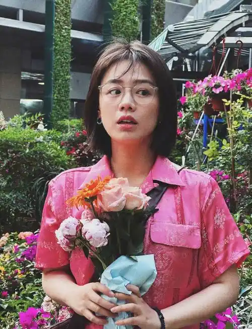 马思纯穿粉色t恤晒胶片随拍手捧鲜花氧气感爆棚