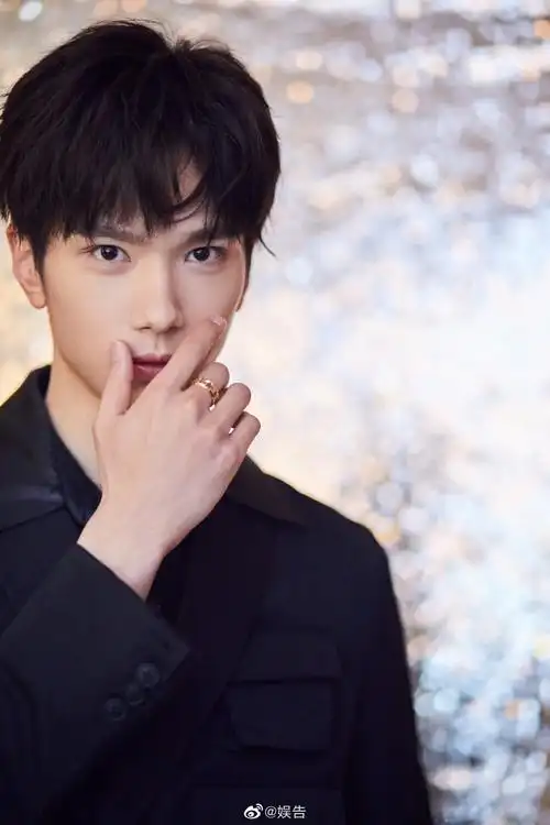 kk战队 无名之辈#kk战队重聚,@李现ing在下面看,像不像春节过年患家