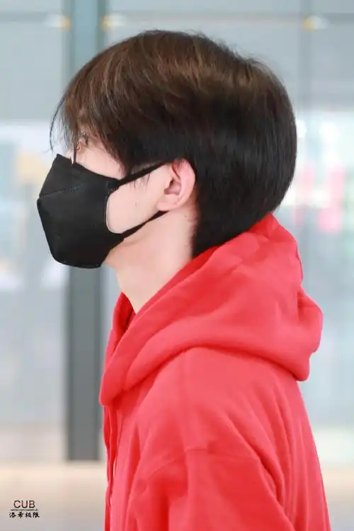 易烊千玺穿白大褂制表##易烊千玺皮衣街拍##易烊千玺积家全球代言人