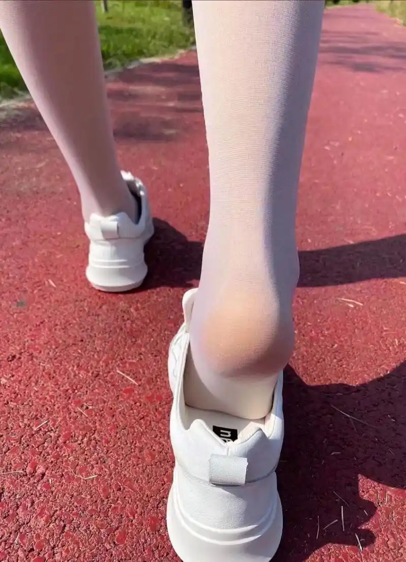 vlog记录生活# #丝袜美脚# 这个丝袜,脚在鞋子里滑来滑去的[左捂脸]