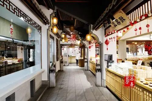 西溪湿地春光无限,河渚街头杨先生的麻花店里飘着诱人的糕点香