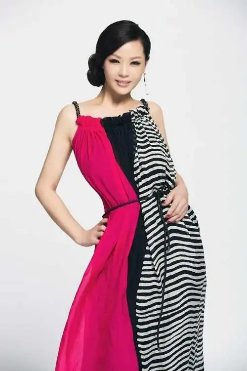 谢名新歌被赞暖心靓丽写真高贵优雅