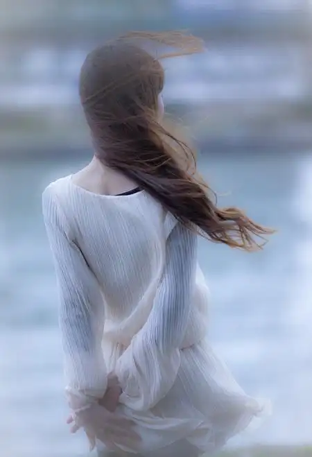 长腿长直发美女背影图片