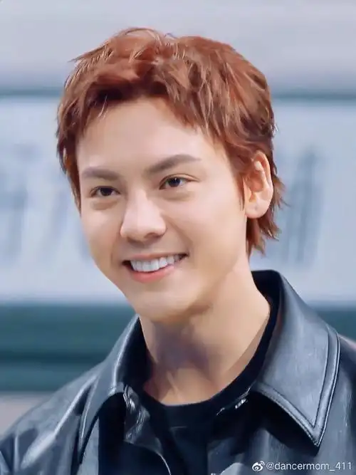 陈伟霆狼尾新发型##陈伟霆一起露营吧路人合影