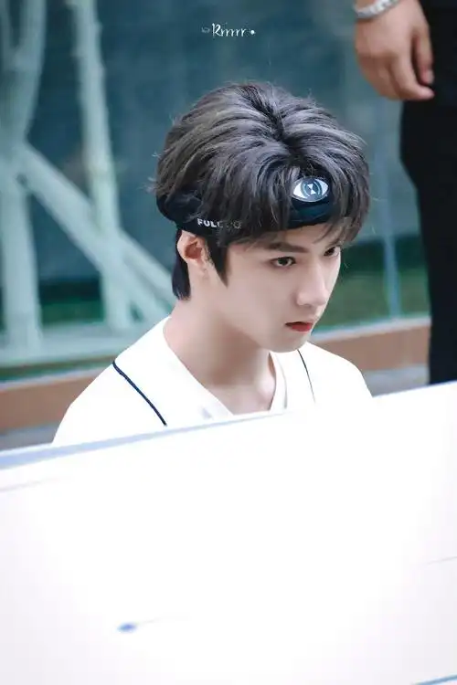 刘耀文发带造型上班饭拍