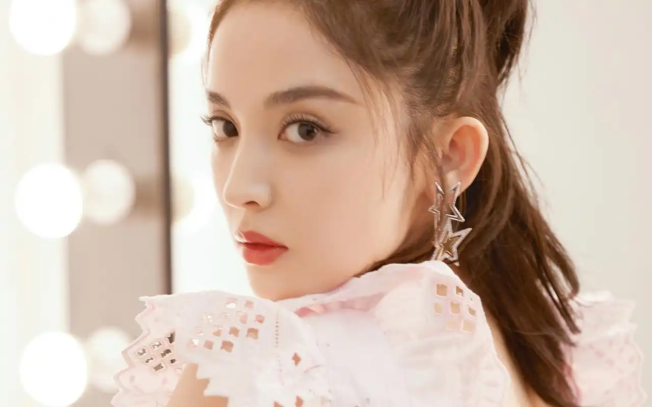 古力娜扎甜美写真,充满异域风情的美感!