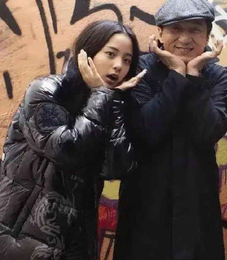 成龙不顾镜头靠近欧阳娜娜,谁注意娜娜手部动作,讨厌藏也藏不住