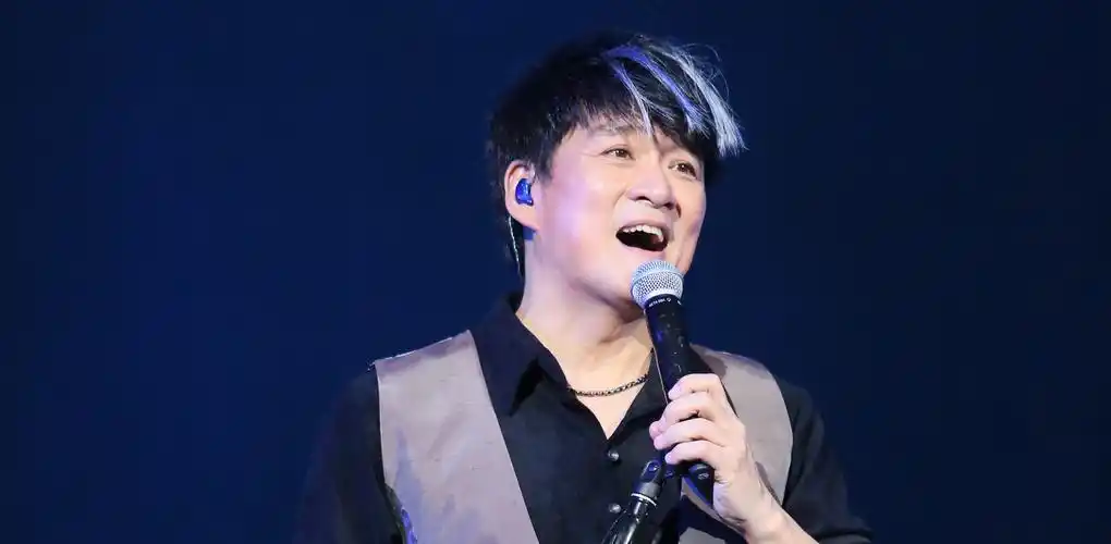 22日出生于中国香港西营盘,祖籍广东省汕头市潮南区,华语流行乐男歌手