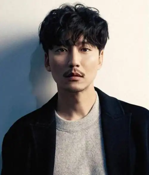 刘海部分除了顺顺地向下以外,亦可中分刘海或旁分,转换不同造型,蓬松