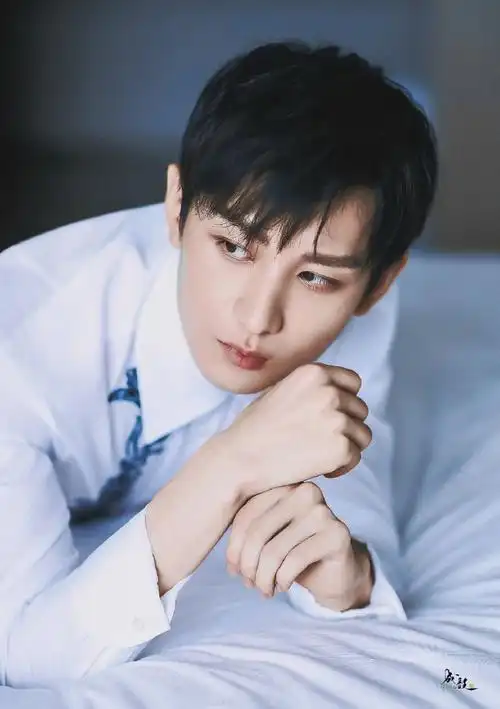 成毅老师有一双美丽的眼睛,通过它能看见如水晶般剔透晶莹的美好心灵.