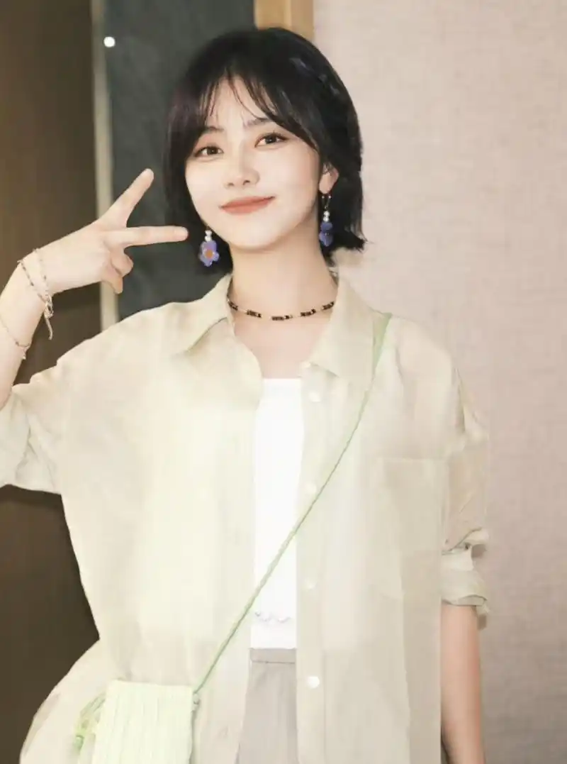 谭松韵录节目出发照,自带青春元气,短发加上紫色耳坠尽显甜美清新,对