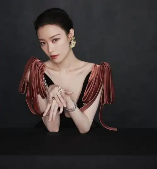 倪妮大深v礼裙秀事业线皮肤白到发光宫廷风打破拘谨