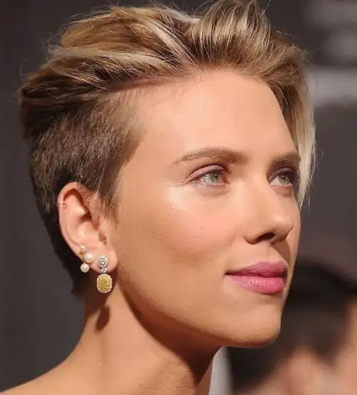 自然卷的头发很适合这款,头发三七分梳理,露出额头十分清爽,很帅很有