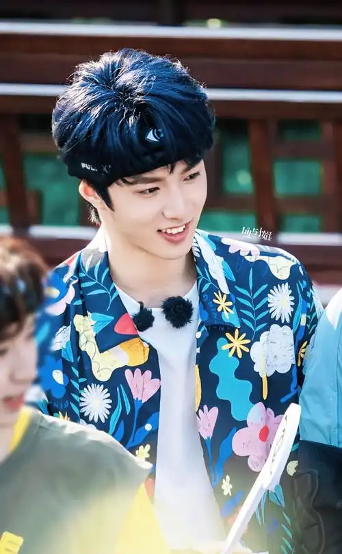 宝贝的这个笑容真的太迷人了,期待成片啦#刘耀文全员加速中饭拍路透