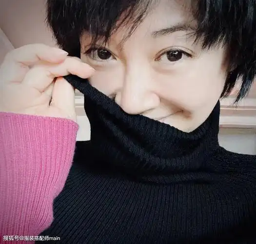 许晴真不服老,52岁穿紧身毛衣秀丰腴身材,一头短发更是气质出众