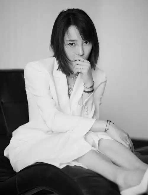 白百何白色西装性感写真图片