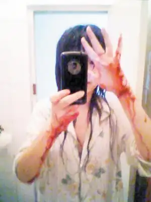 女孩迷恋网络自残成瘾 不满父母管教欲自杀(图)