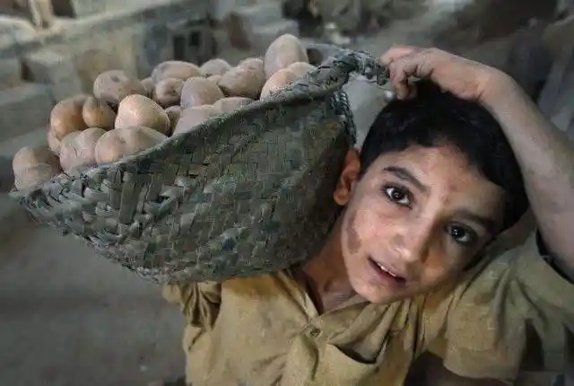 镜头下的巴基斯坦男孩眼睛,这是一双很漂亮的眼睛,可眼睛里却带着迷茫