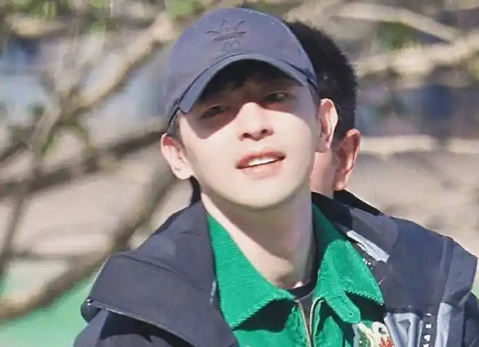 外貌与身体形态不相符看到邓伦的素颜颜值状态后,我也终于明白他