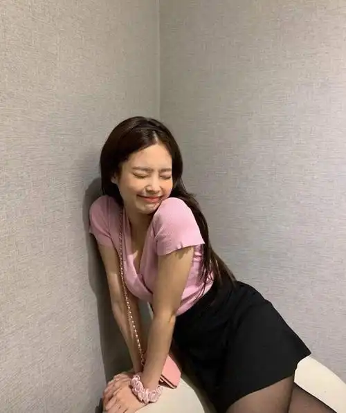 jennie私服满是甜辣风豹纹吊带裙秀凹凸身材好怕两根细带绷断