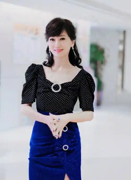 看了69岁赵雅芝,我悟了:色不过三,穿衣松而不垮,想不美都难_显得_女性