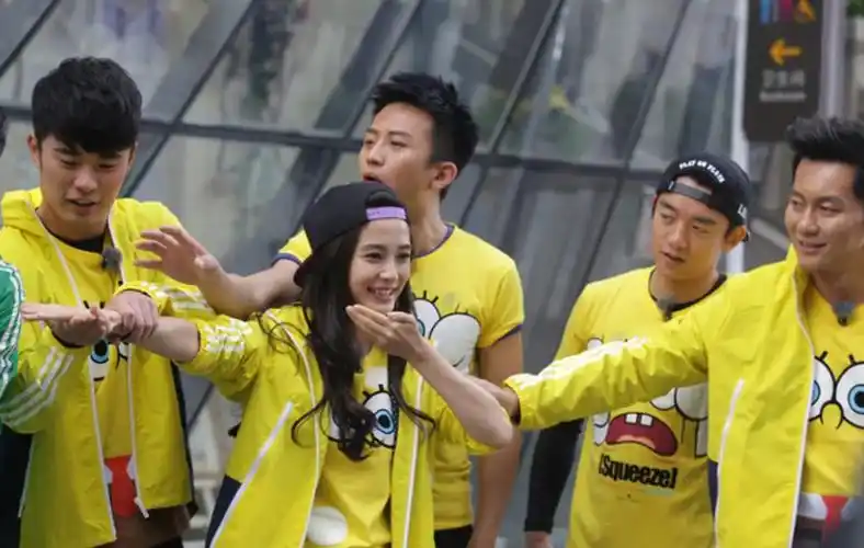 《奔跑吧9》官宣集体海报,成员站位引热议,站在c位的竟是他!