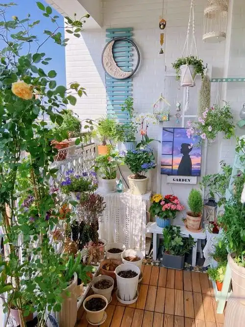 还可以自己动手制作些独特的装饰,这样你的阳台小花园就更有个性了