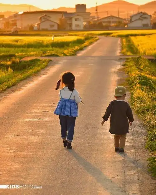 日本爸爸在天地间拍摄的姐弟小小背影,是世界上最美丽的风景