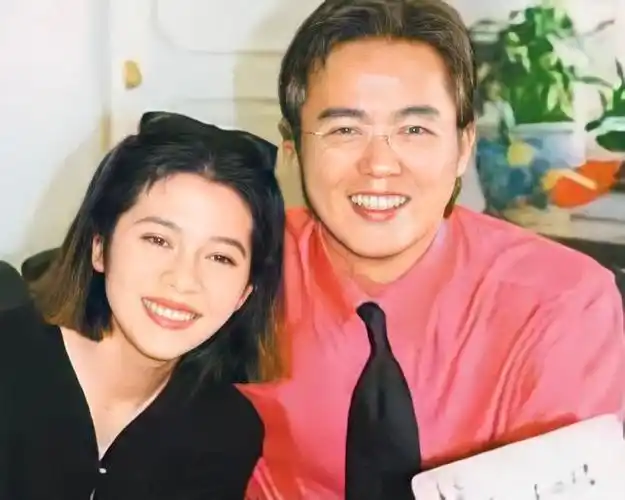 妻子是比他小9岁的琼瑶女郎曾哲贞.1989年,林瑞阳结婚了.