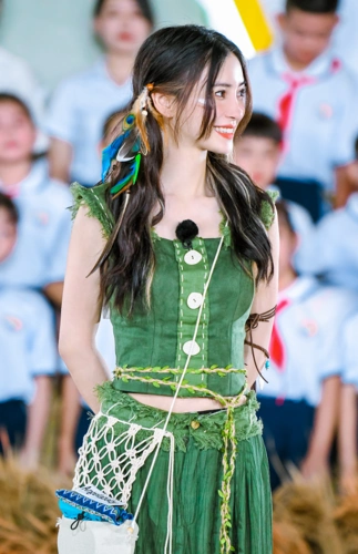 angelababy《跑男》新路透,部落公主造型超清新,这是绿色少女吧