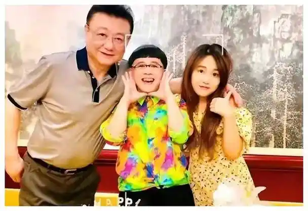 王逸宸与青梅竹马迎爱子金龟子家乐开怀