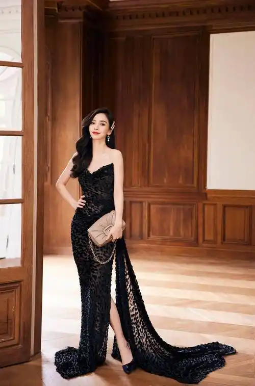 杨颖黑色抹胸装优雅时尚写真_红唇_锁骨_五官