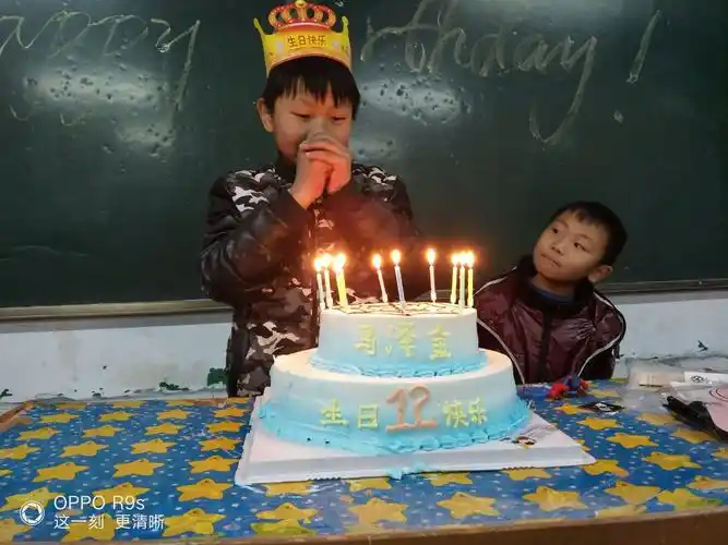 腼腆的你虔诚地闭上眼许下了生日愿望,愿你愿望成真!