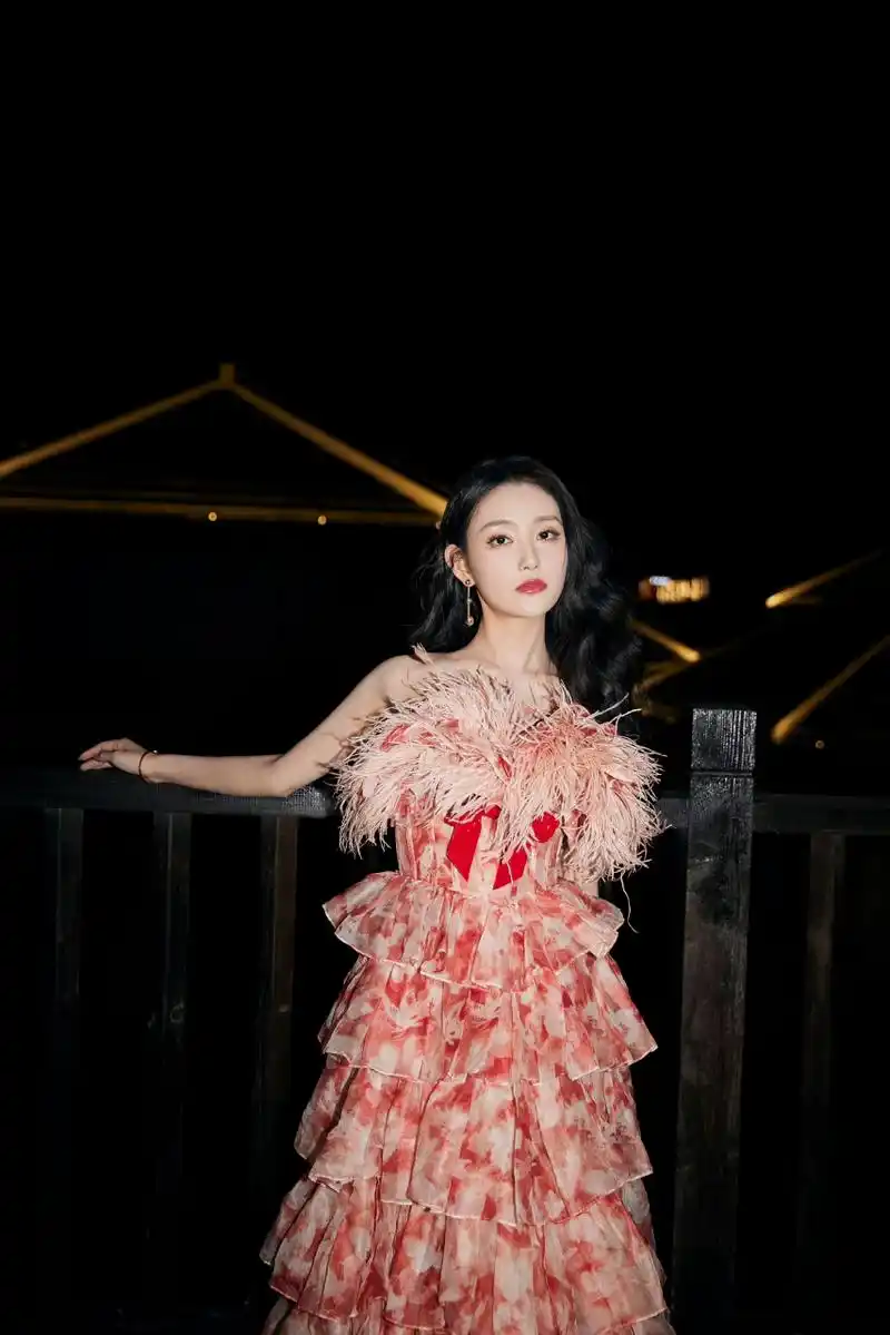 蒋依依夜光下小花裙大露香肩超性感,明眸红唇惹人爱