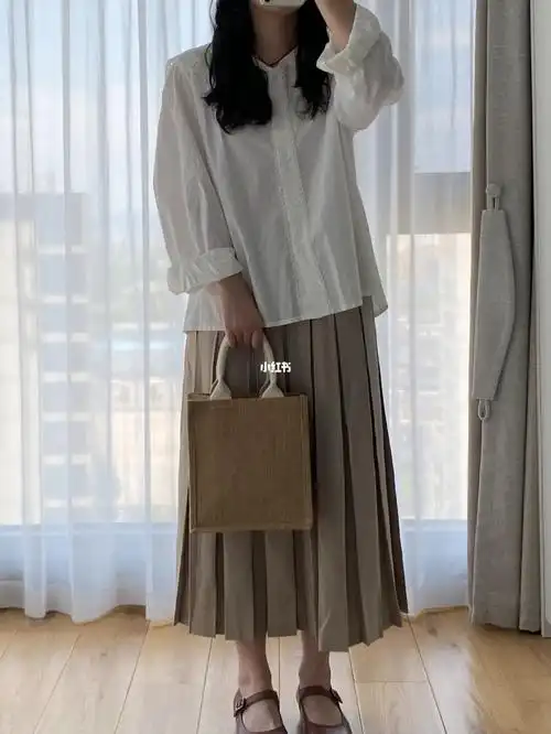 百褶裙搭配领子特别小衬衫