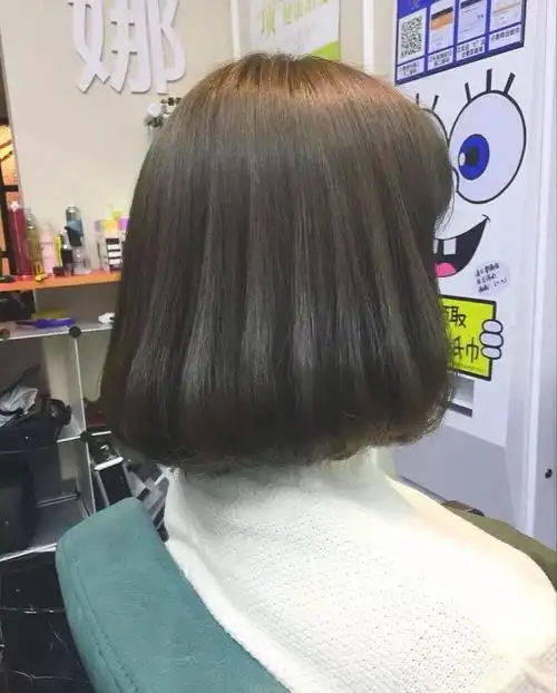 中短发内扣烫发发型图片