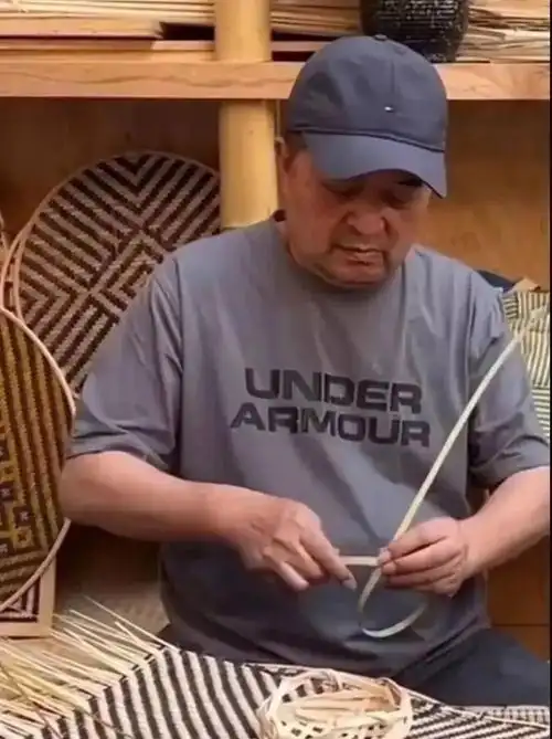 64岁毕福剑近况曝光独自定居农村开三轮车拉货日晒雨淋不怕苦