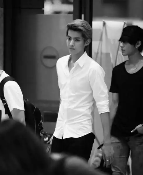 新晋男神吴亦凡机场时尚街拍 百变造型玩转十大风格