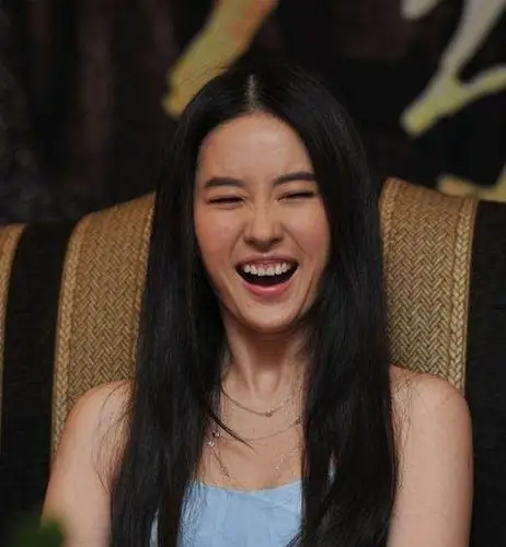 10大美女明星大笑:热巴还是美,刘亦菲变形,唐嫣囧相