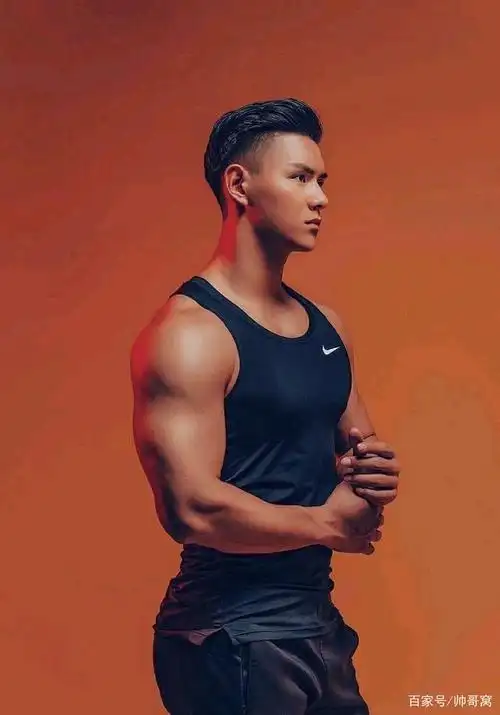 穿黑色背心露出健美身材的帅哥,爱好运动的男生都有一幅标准身材