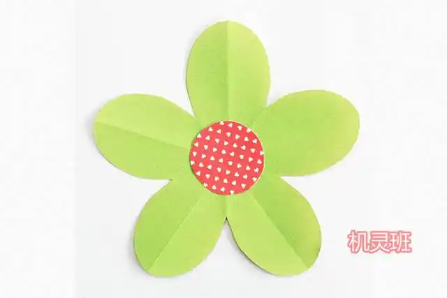怎么剪5个花瓣纸的方法和步骤9,将纸张打开,5个花瓣的花朵就展现出来.