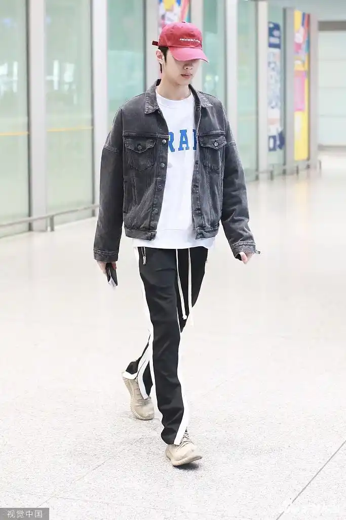 组图:赖冠霖机场戴小红帽长腿阔步 边走边玩手机化身"网瘾"少年