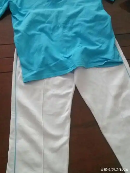 校服里都是塑料布和碎纸,妈妈们怒了:花几百块就让孩子穿这?